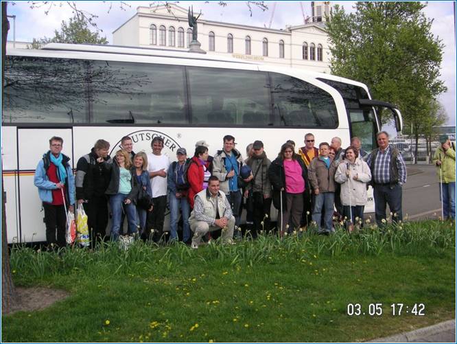 Gruppe 2013 vor dem Reisebus am Hafen in Rotterdam.jpg